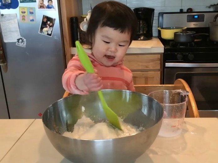 Co be 2 tuoi so huu kenh nau an rieng tren Youtube hinh anh