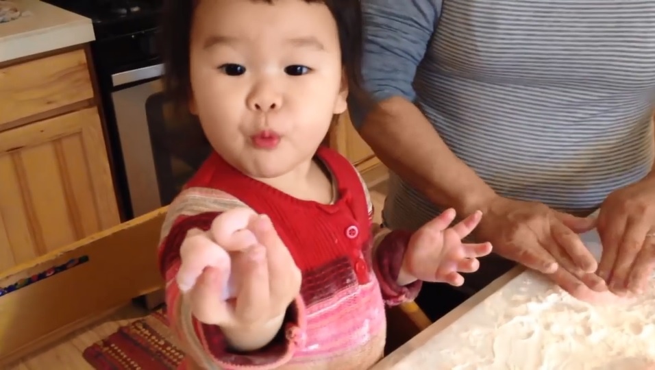 Co be 2 tuoi so huu kenh nau an rieng tren Youtube hinh anh