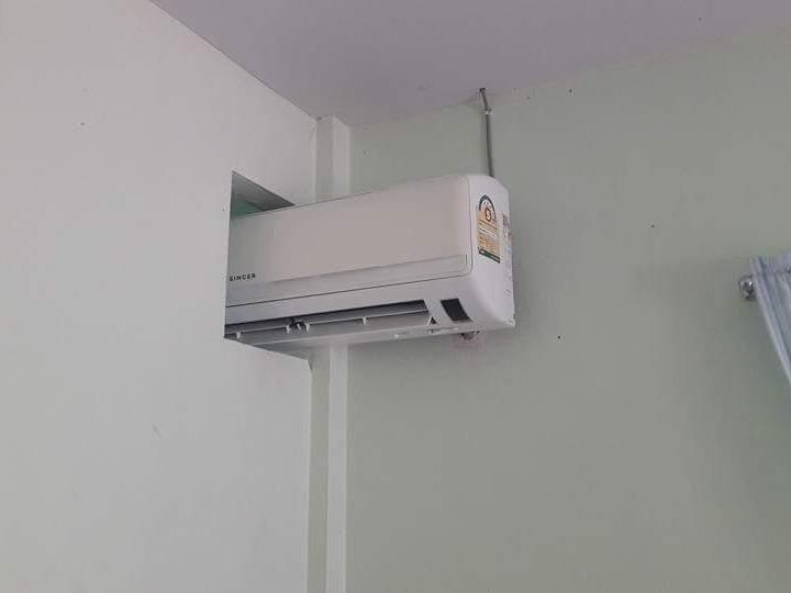 Khach san lap mot dieu hoa cho hai phong nghi sat vach hinh anh