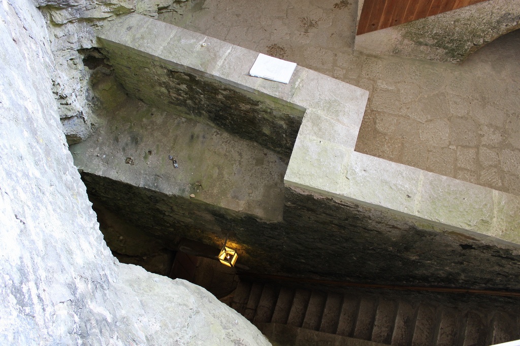 Lau dai co tich ben vach da anh 3