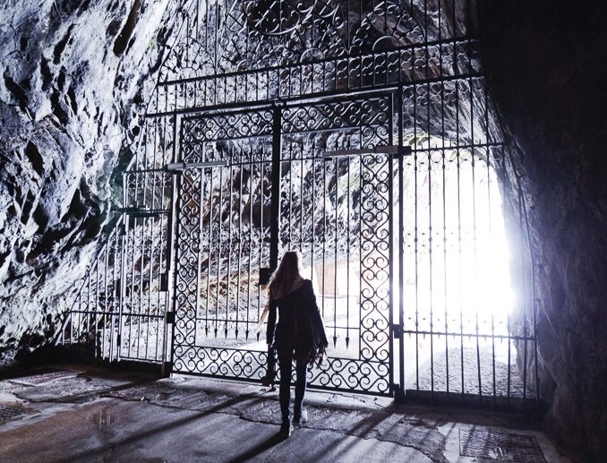 Lau dai co tich nam trong vach da hinh anh