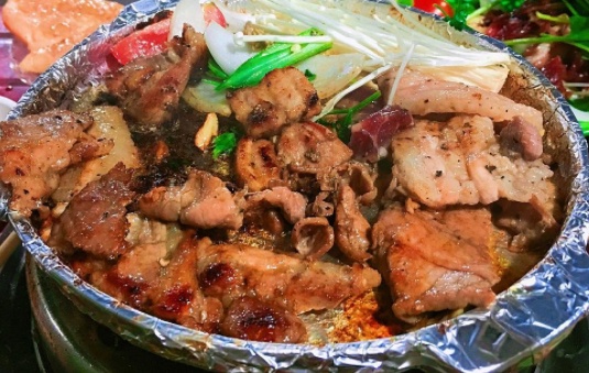 Quan an mo ve dem anh 2