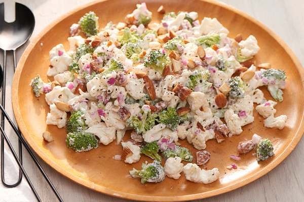 Doi vi voi salad tron sup lo xanh va sup lo trang hinh anh