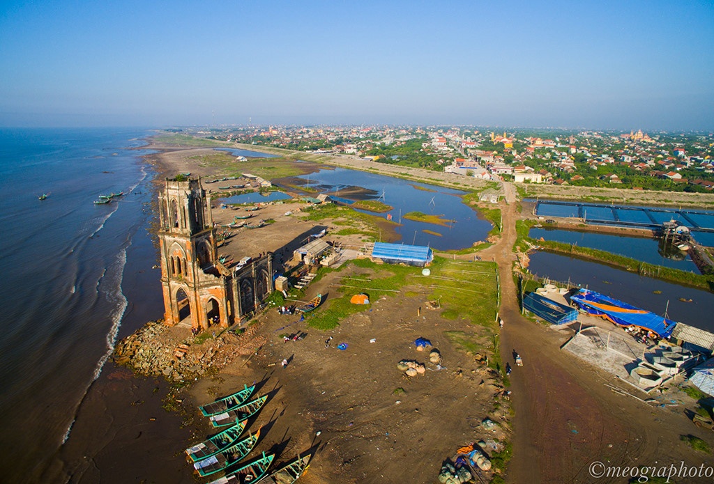 Nhà thờ đổ Nam Định ngập tràn rác thải ảnh 2 Nha tho do Nam Dinh ngap tran rac thai anh 2