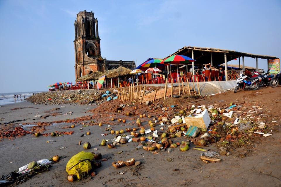 Nhà thờ đổ Nam Định ngập tràn rác thải ảnh 1 Nha tho do Nam Dinh ngap tran rac thai anh 1