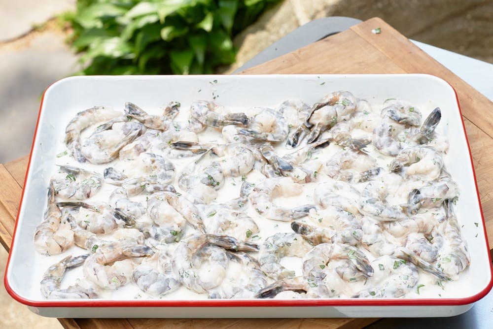 cach lam tom nuong sua chua anh 5