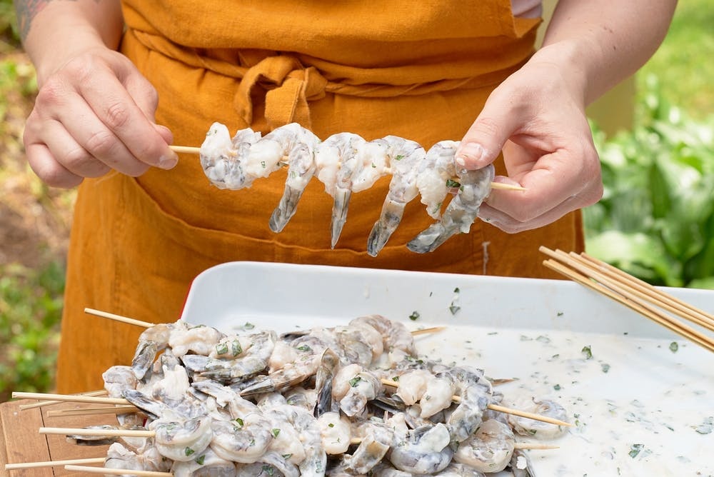 cach lam tom nuong sua chua anh 7