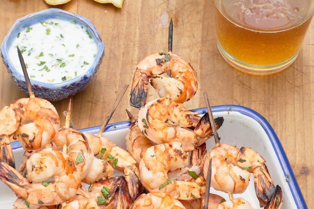 Cuoi tuan lam tom nuong uop sua chua thom phuc, la mieng hinh anh