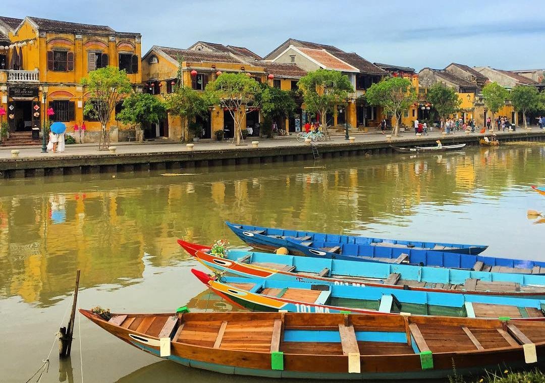 Khach Tay ri tai cach thuong thuc tron ven Hoi An hinh anh