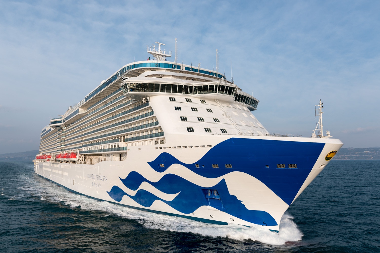 Du thuyen Majestic Princess mang hon 3.000 khach cap ben Viet Nam hinh anh