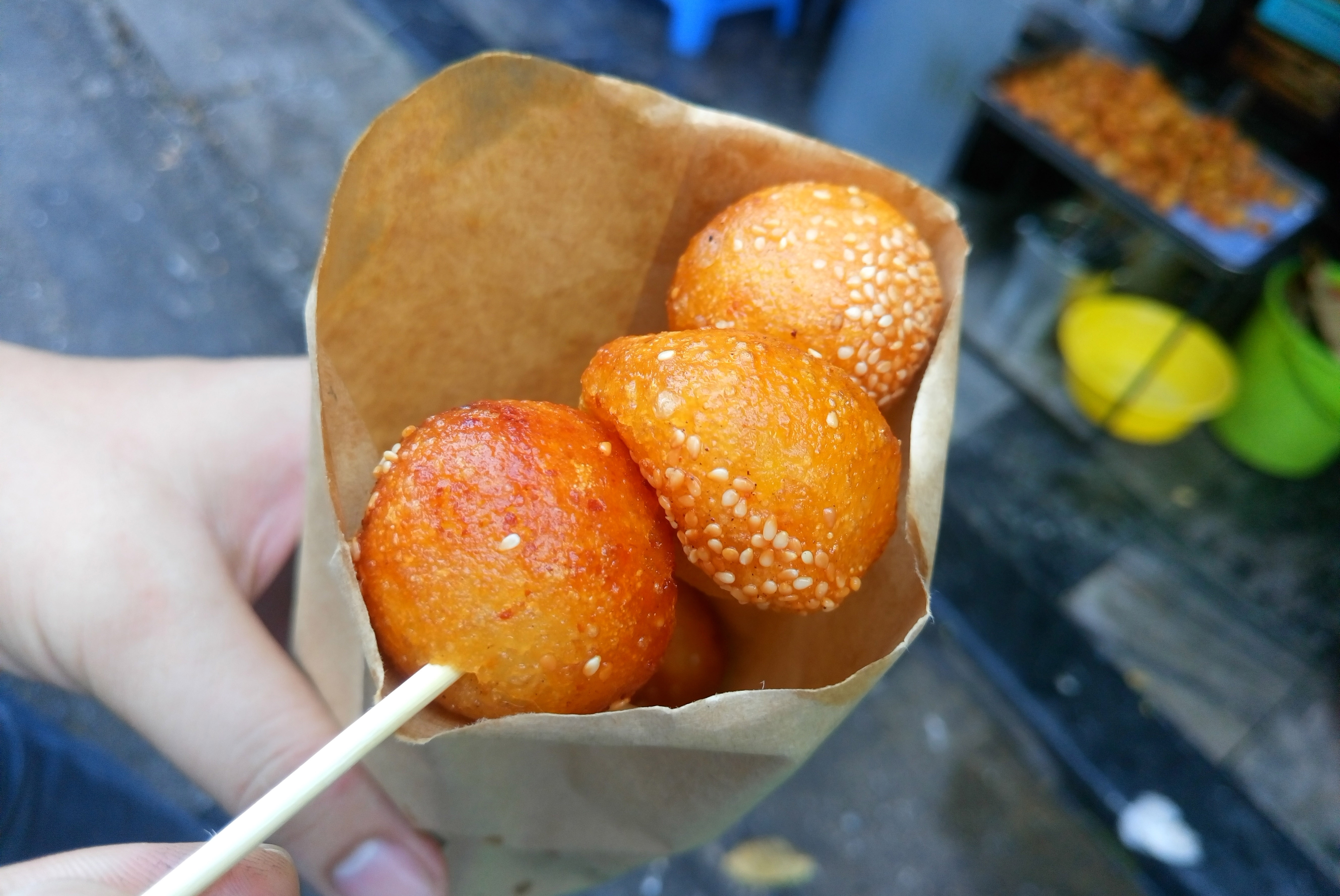 Banh ran luc lac pho co gia 1.000 dong hinh anh