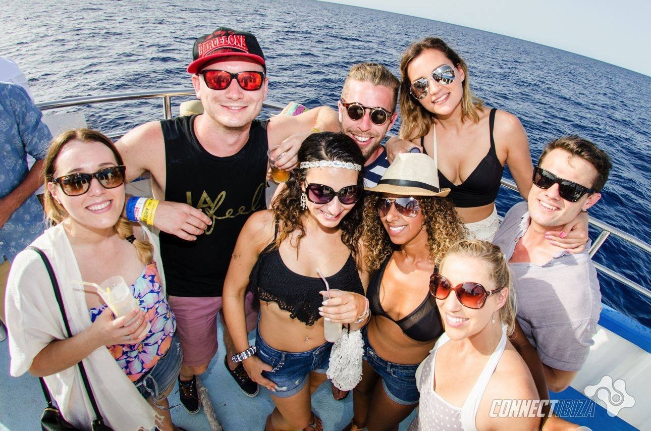 nu luat su bo viec lam huong dan vien du lich anh 2