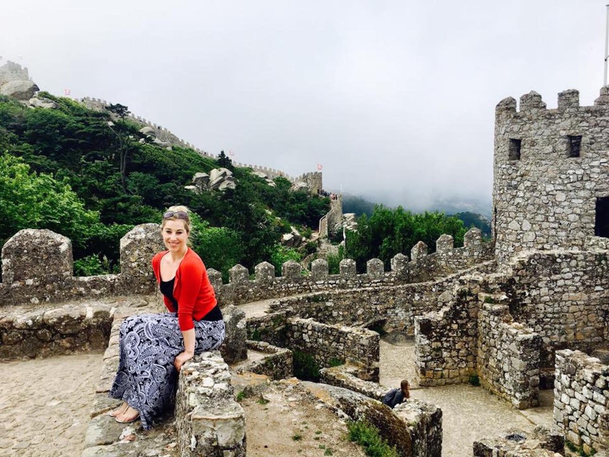 nu luat su bo viec lam huong dan vien du lich anh 1