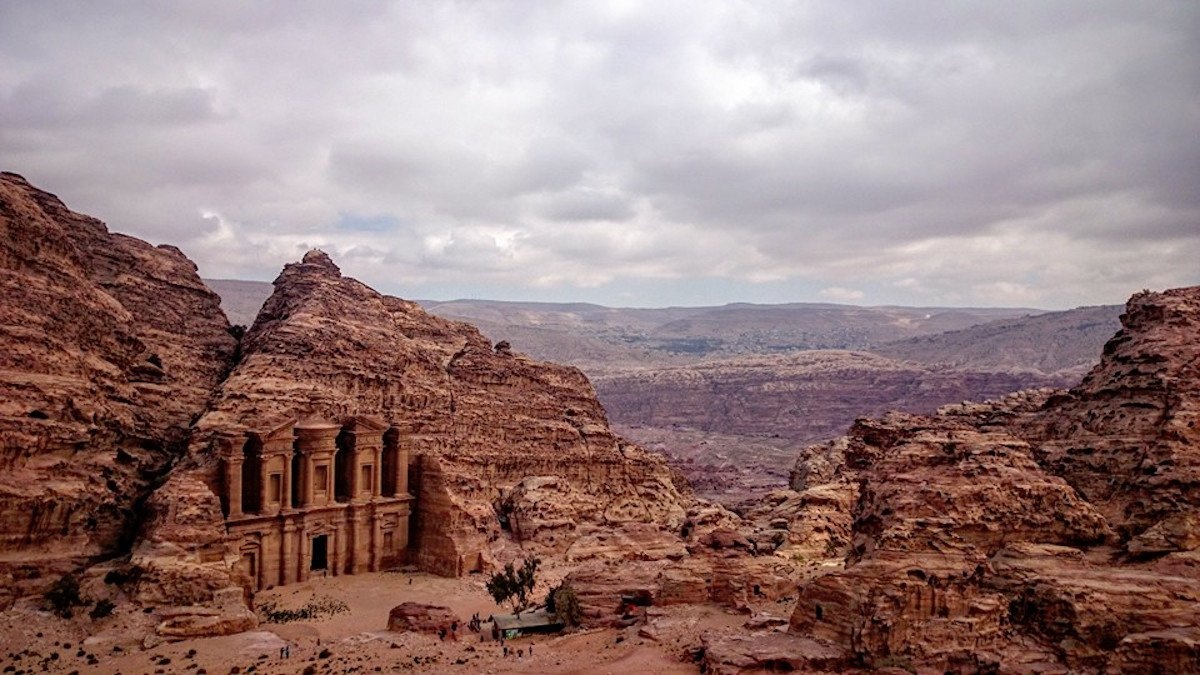 nu luat su bo viec lam huong dan vien du lich anh 3