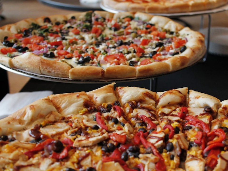 cach an pizza de khong beo anh 1