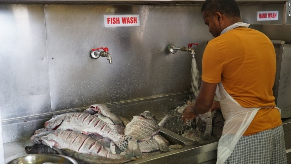 cua hang ca Bu Qtair Dubai anh 2