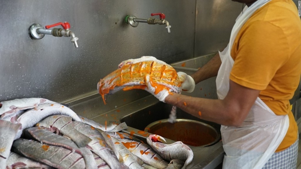 Nha hang ca chang cau ky van thu hut khach xa xi Dubai hinh anh