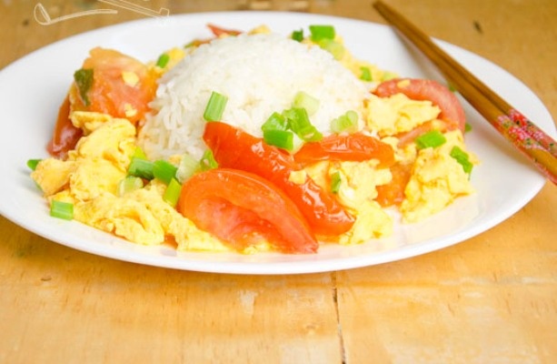 Cach lam trung chien ca chua sieu de hinh anh