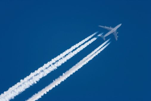 Vet trang bi an sau may bay giup du bao thoi tiet hinh anh