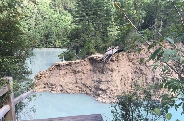 Cửu Trại Câu trước và sau động đất ảnh 10 Cuu Trai Cau truoc va sau dong dat anh 10