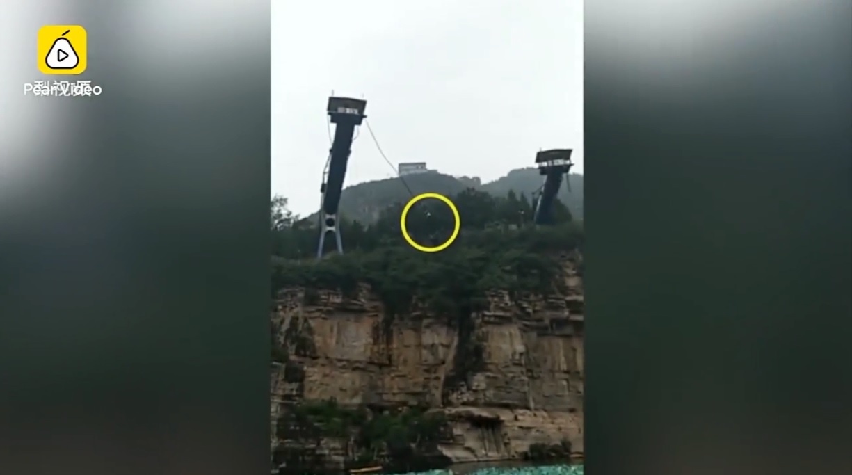 Co gai roi xuong song khi nhay bungee o Trung Quoc hinh anh