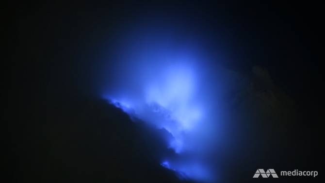 Cong viec vat va cua nhung nguoi tho mo tren nui lua Ijen anh 1