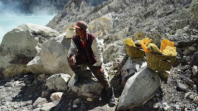 Cong viec vat va cua nhung nguoi tho mo tren nui lua Ijen anh 7