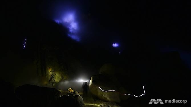 Cong viec vat va cua nhung nguoi tho mo tren nui lua Ijen anh 11