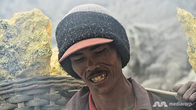 Cong viec vat va cua nhung nguoi tho mo tren nui lua Ijen anh 2