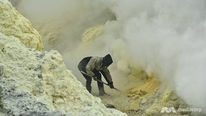 Cong viec vat va cua nhung nguoi tho mo tren nui lua Ijen anh 10