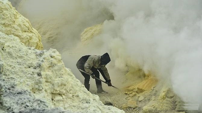 Cuoc song chat vat cua tho mo tren mieng nui lua Ijen hinh anh