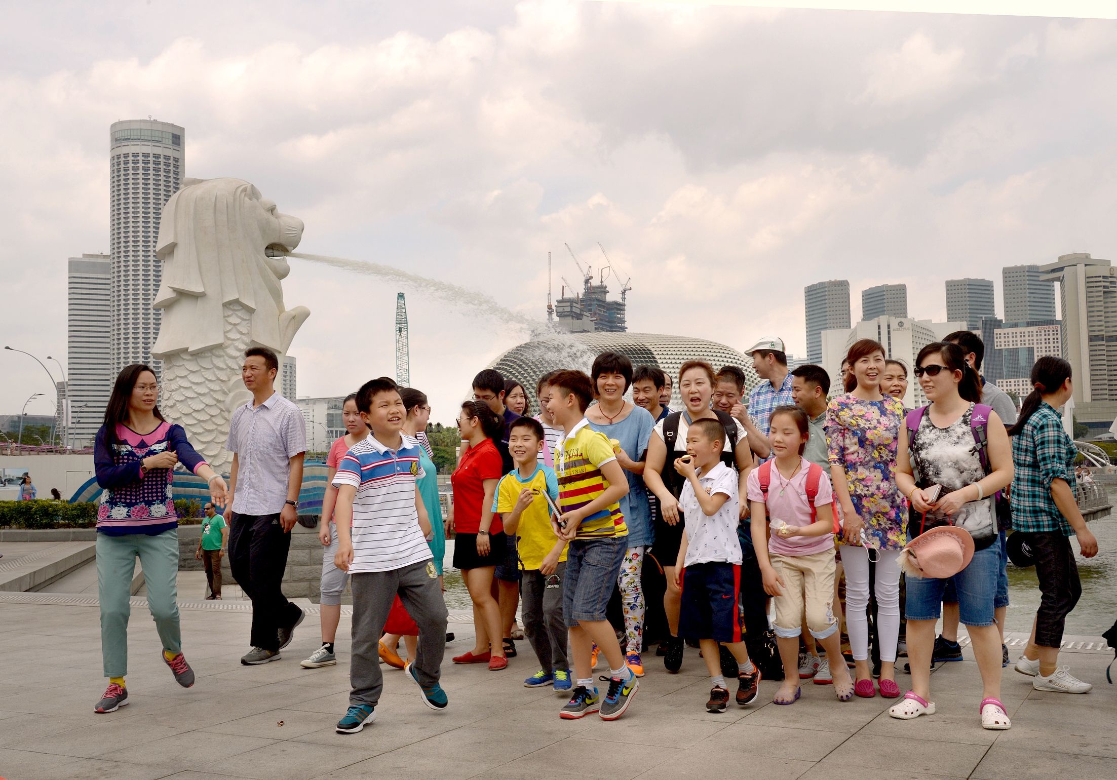 Tang so tay cac quy tac ung xu cho du khach Trung Quoc khi den Singapore hinh anh