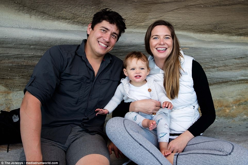 Cap doi dua con di bo duong dai anh 5