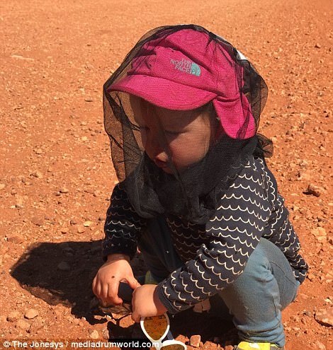 Cap doi dua con di bo duong dai anh 7