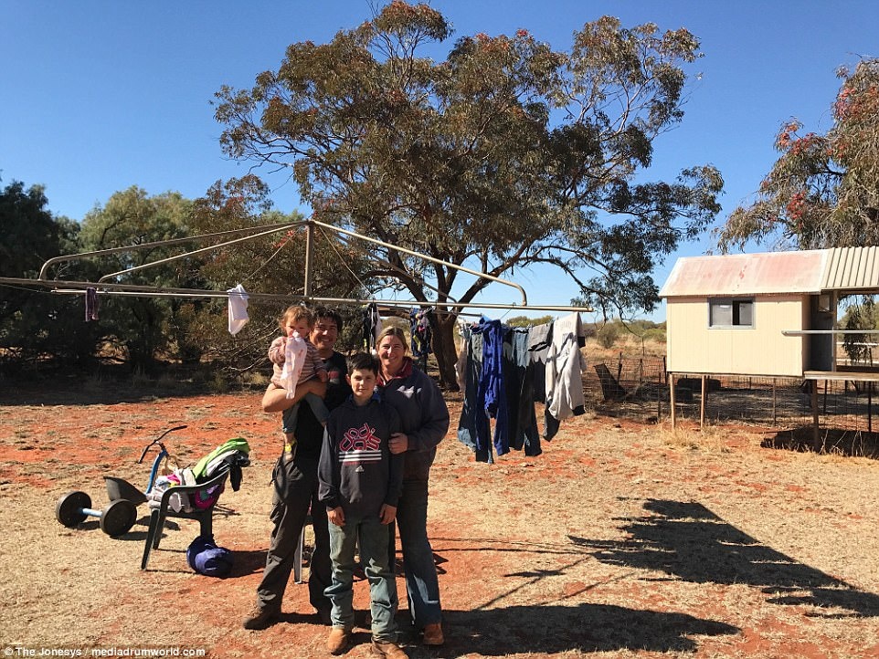 Cap doi dua con di bo duong dai anh 9