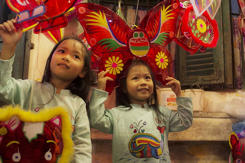 Pho long den Sai Gon nao nhiet truoc trung thu hinh anh