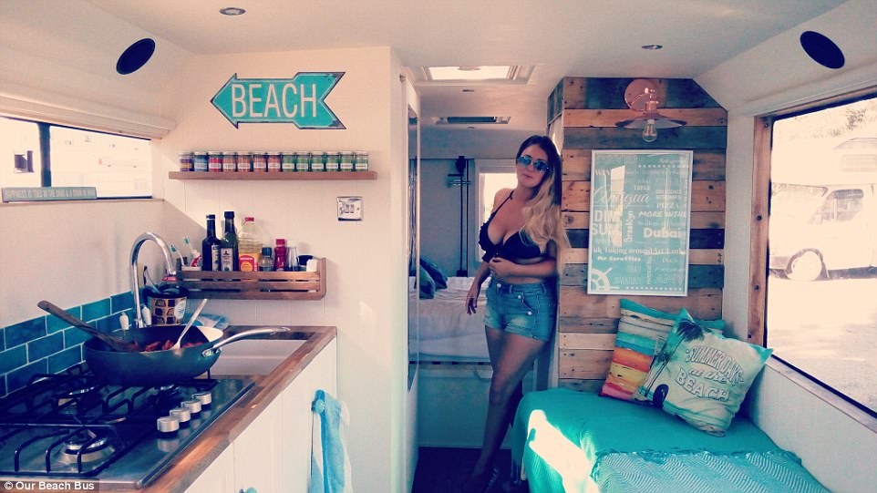 cap doi du lich anh 2