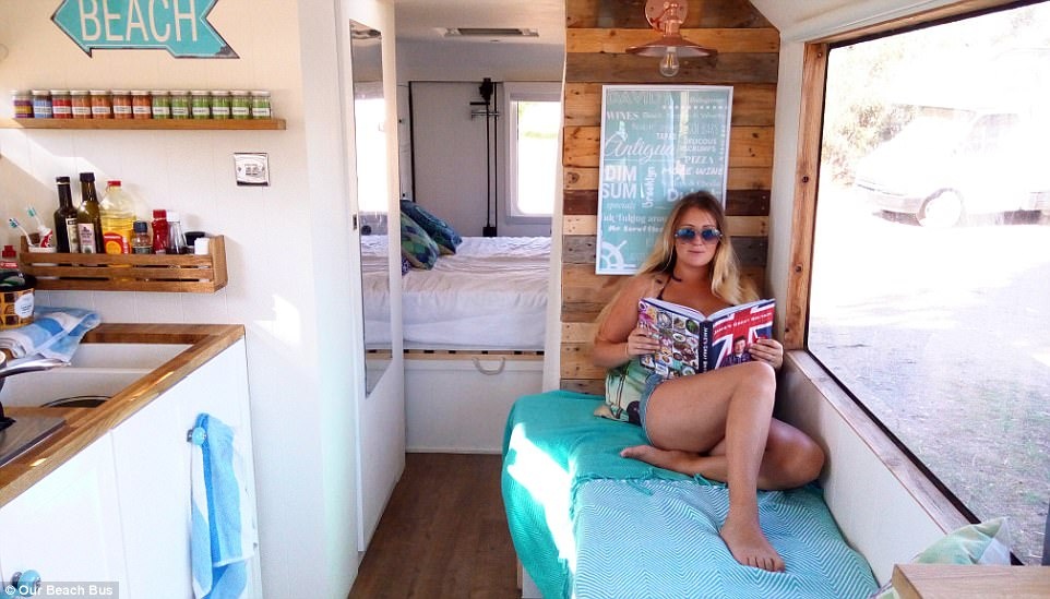 Cap doi bien bus cu thanh nha xe di du lich the gioi hinh anh