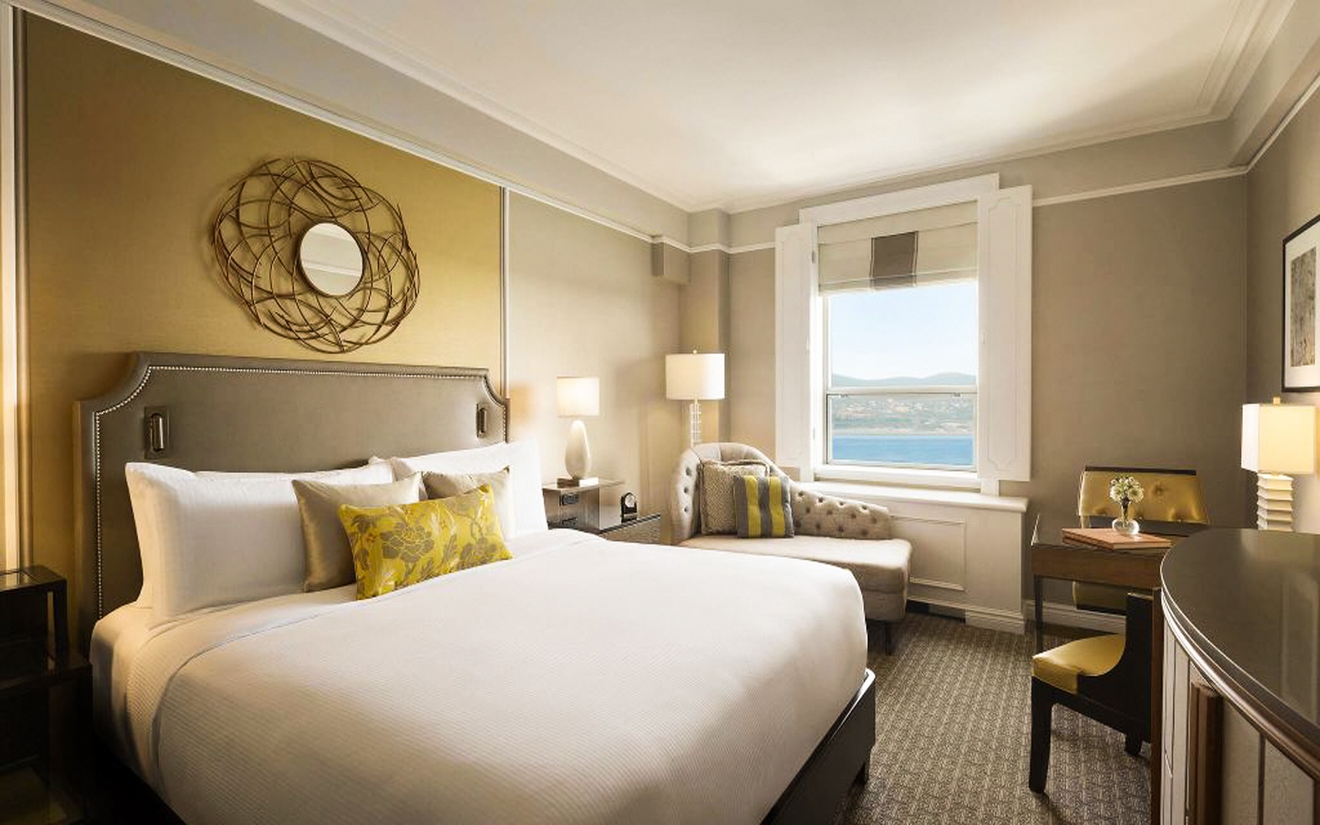 Ben trong khach san Chateau Frontenac anh 11