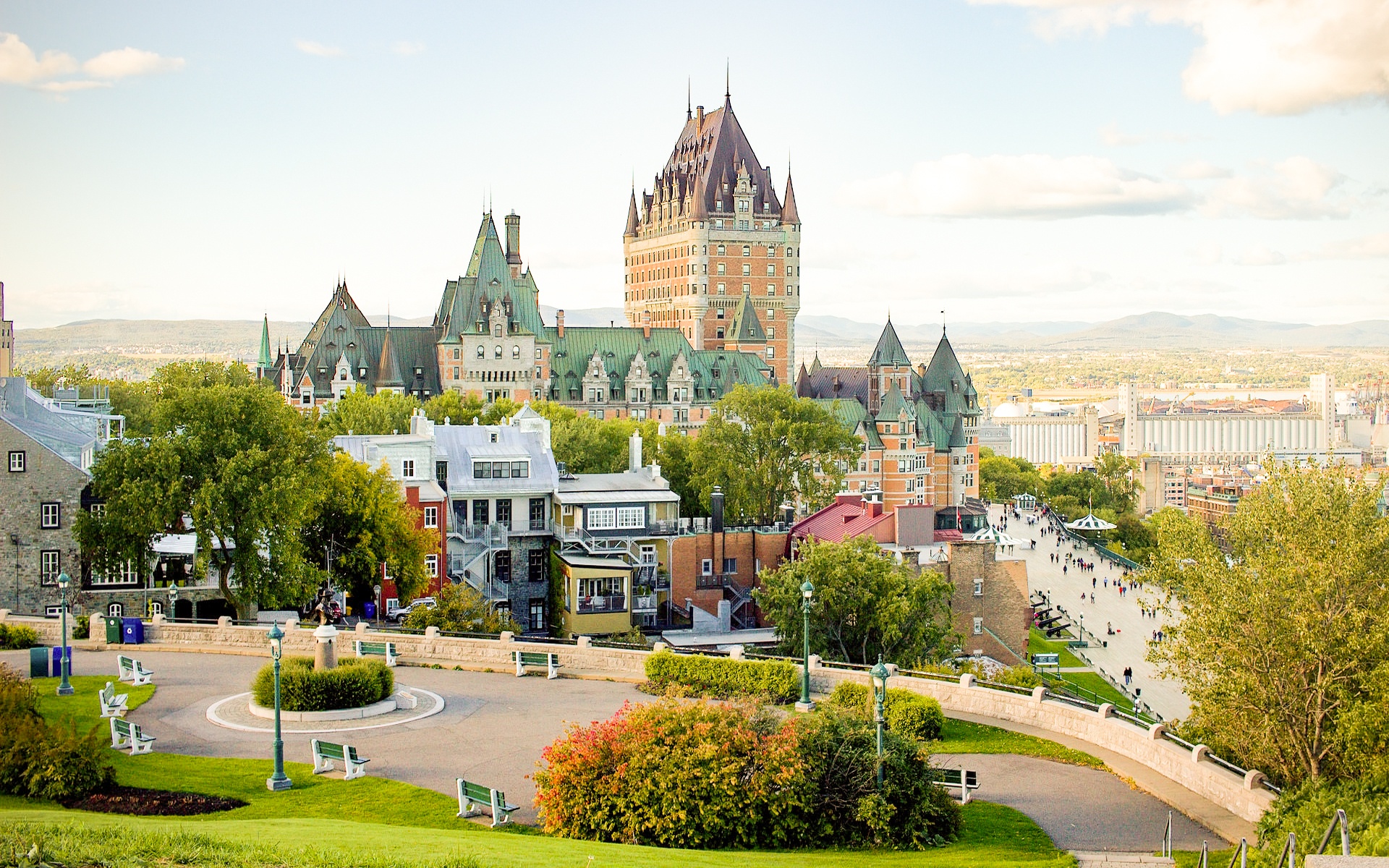 Ben trong khach san Chateau Frontenac anh 2
