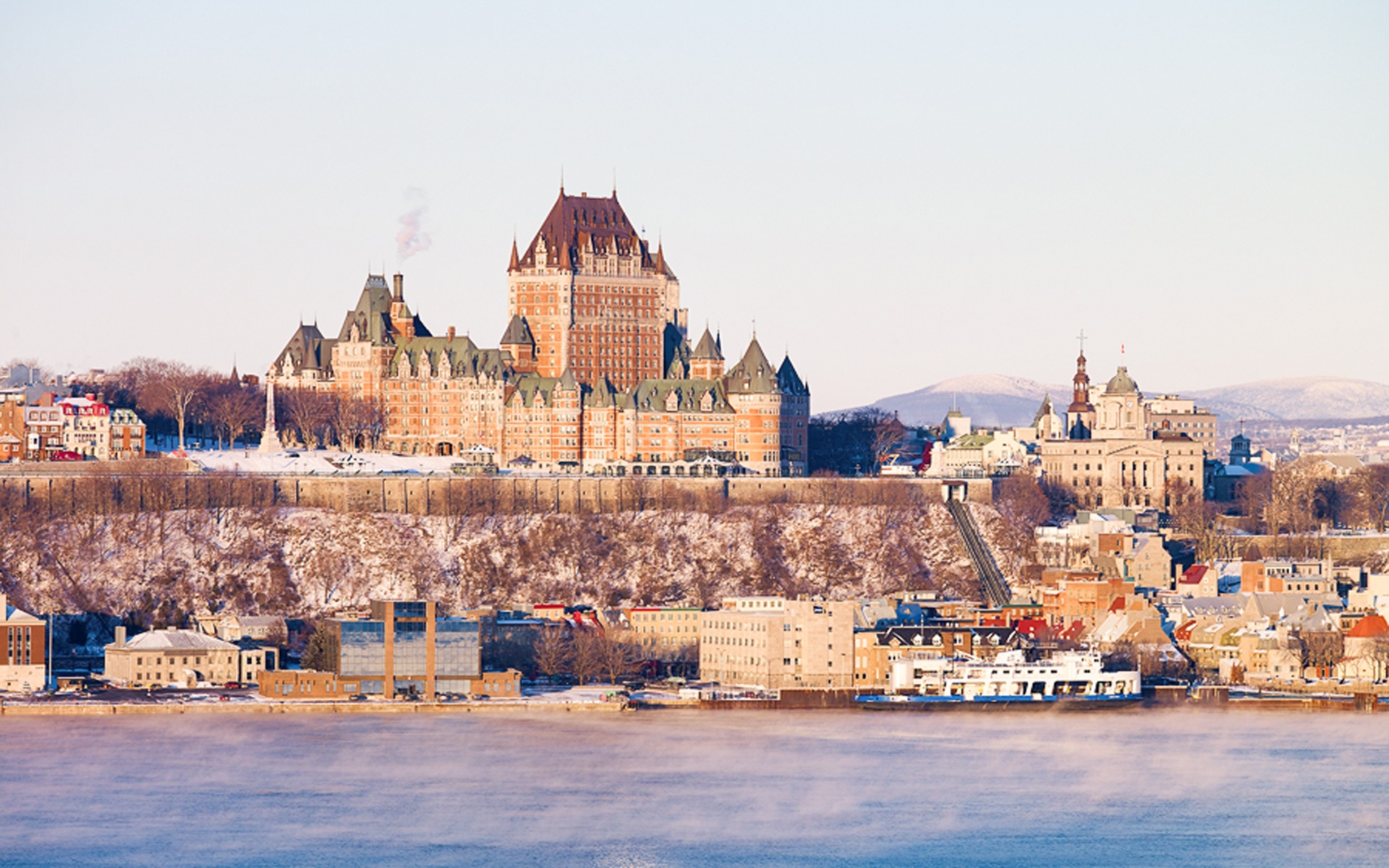 Ben trong khach san Chateau Frontenac anh 4