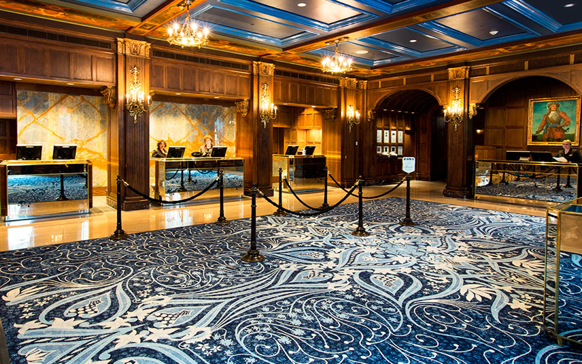 Ben trong khach san Chateau Frontenac anh 6