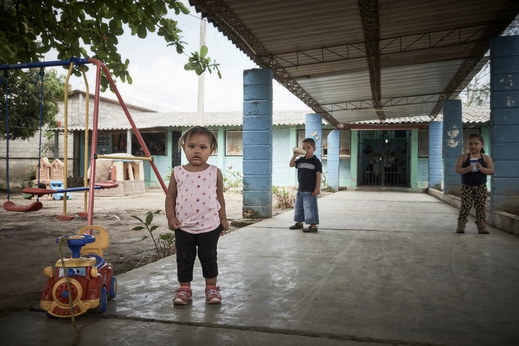 tre em trong nha tu anh 1