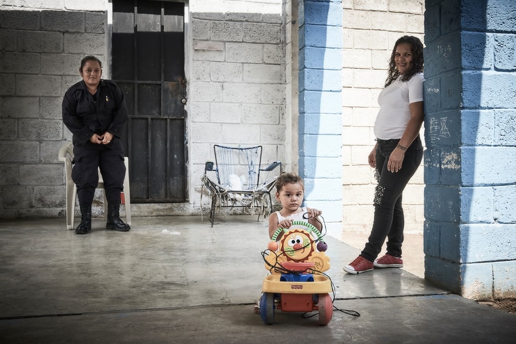 tre em trong nha tu anh 13