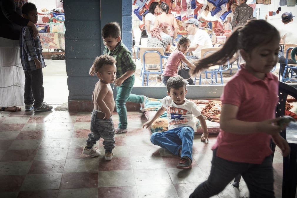 tre em trong nha tu anh 14