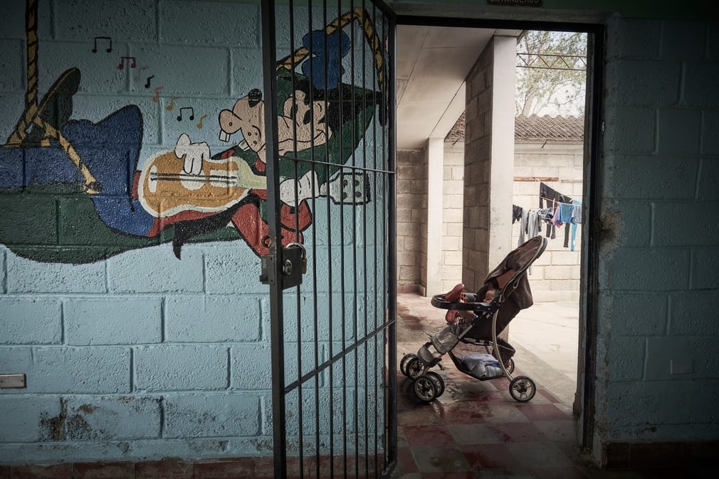 tre em trong nha tu anh 6