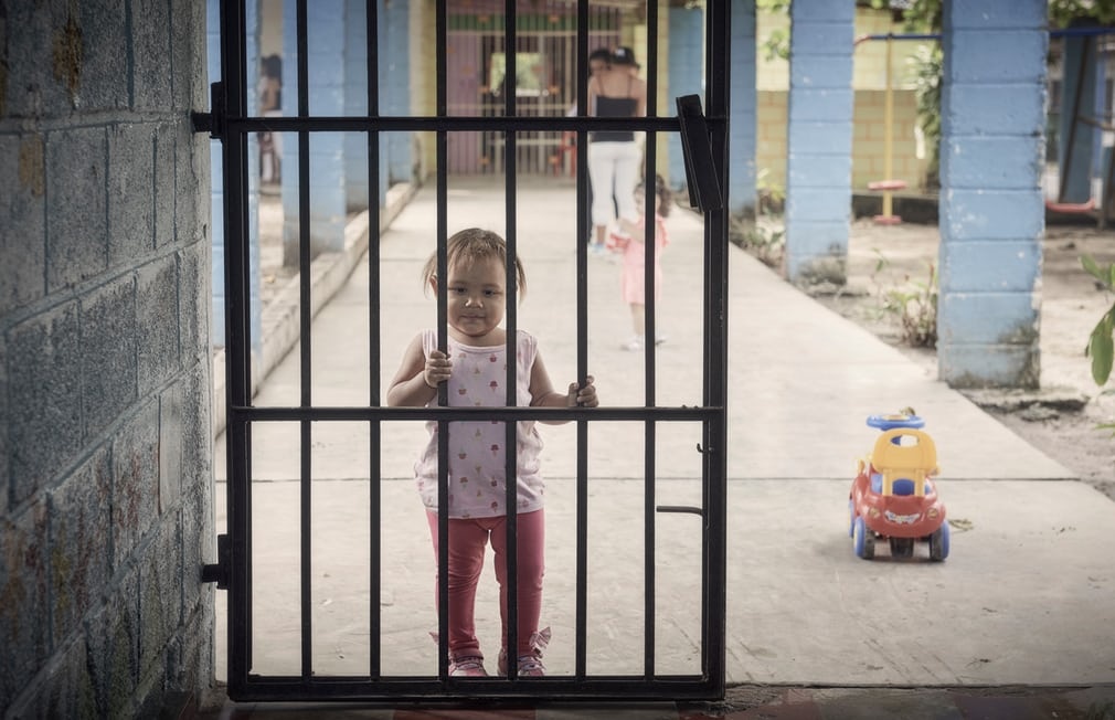 Nhung dua tre lon len trong nha tu duoc cham soc nhu the nao? hinh anh