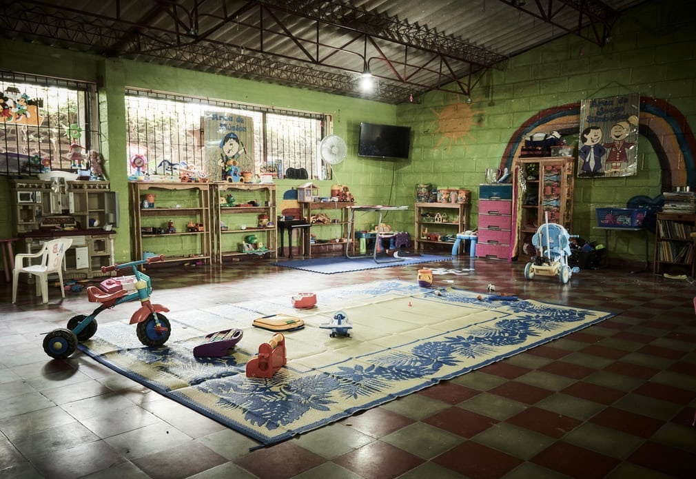 tre em trong nha tu anh 9