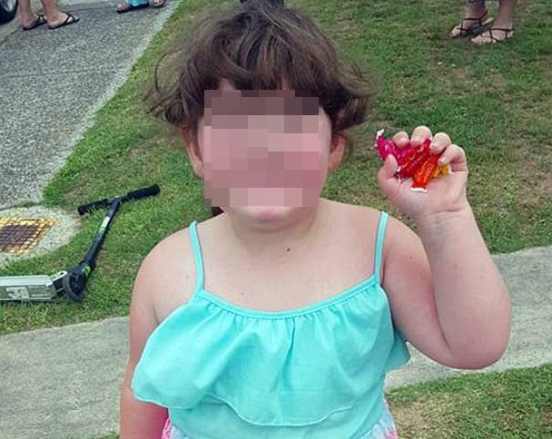 Be gai 4 tuoi da co ngay 'den do' hinh anh