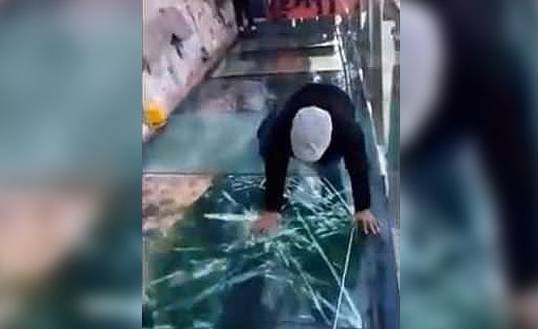 Huong dan vien hot hoang tuong cau kinh nut toac duoi chan hinh anh